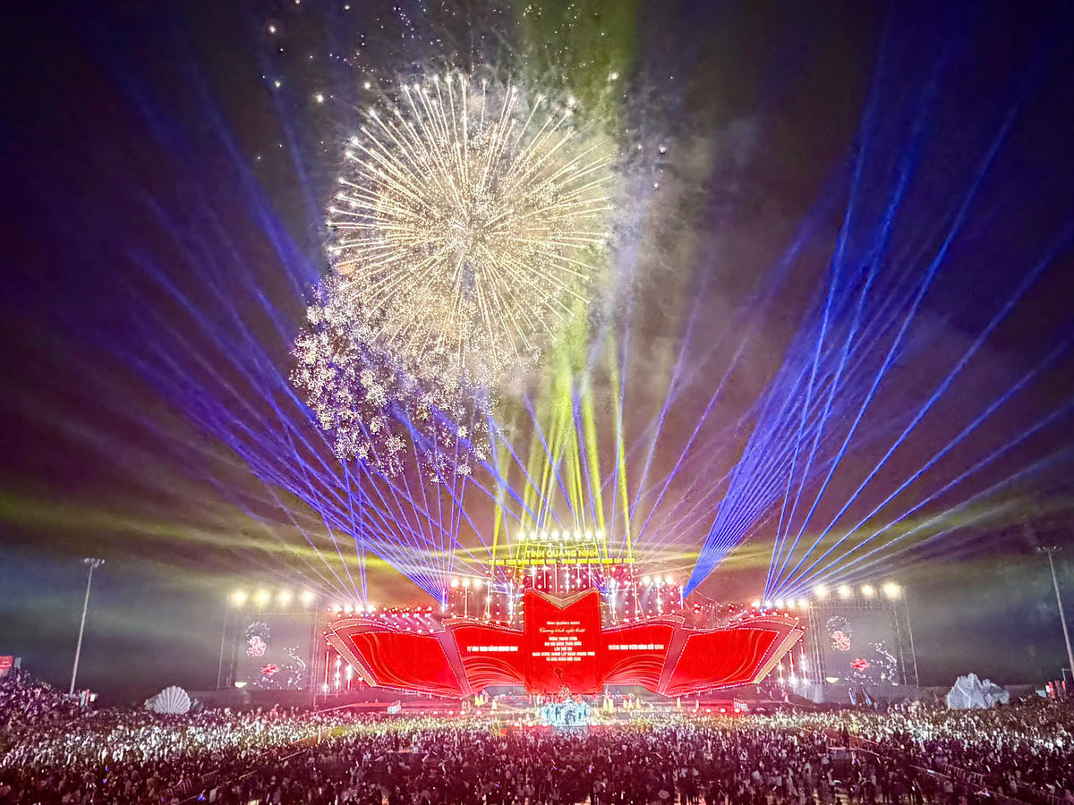 Concert “Tự hào theo Đảng quang vinh - Quảng Ninh vươn mình cất cánh”  khép lại với màn bắn pháo hoa tầm cao mãn nhãn, để lại nhiều cảm xúc ấn tượng cho khán giả.