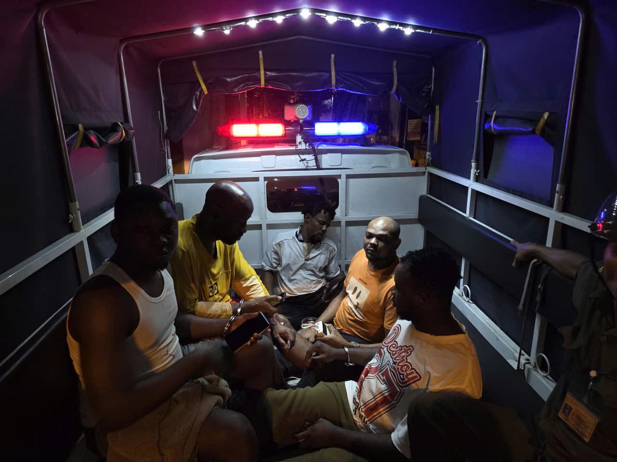 Các đối tượng vi phạm bị đưa về trụ sở cơ quan công an để làm việc. Ảnh: CA.