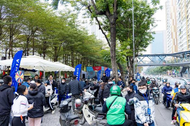 Vượt trời giá lạnh, người Hà Nội hào hứng đem xe xăng đến đổi lấy xe điện VinFast với loạt ưu đãi “khó cưỡng”