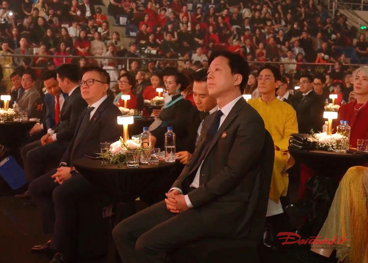 Các lãnh đạo Trung ương và TP Hồ Chí Minh tham dự đêm gala trao giải. Ảnh: TL.