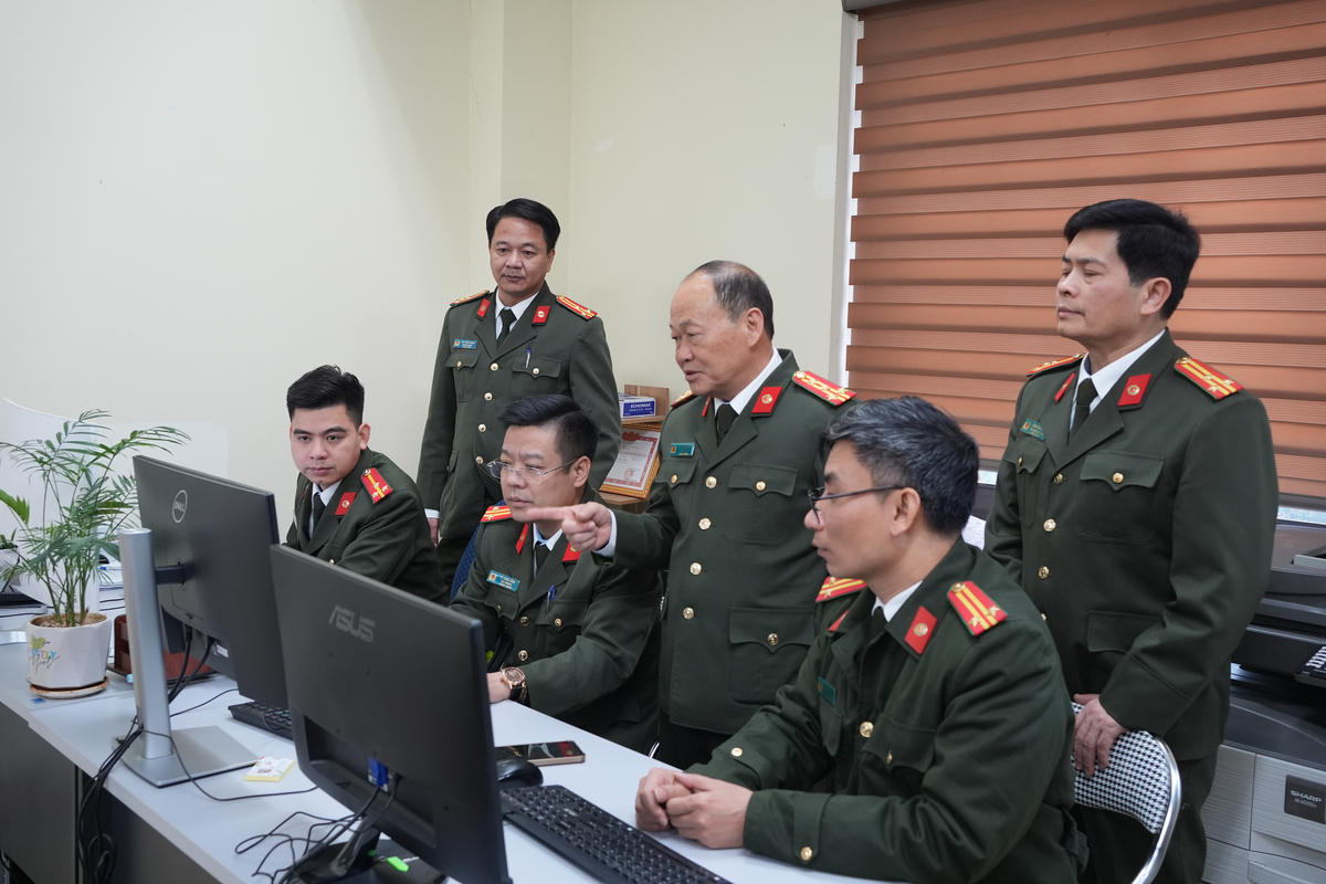 Đại tá Vì Quyền Chứ - Phó Giám đốc, Thủ trưởng Cơ quan An ninh điều tra Công an tỉnh Sơn La chỉ đạo đơn vị nghiệp vụ đấu tranh với tội phạm sử dụng công nghệ cao.