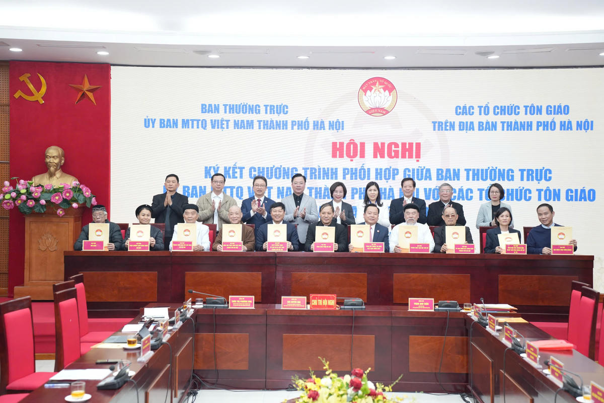 Đại diện MTTQ Việt Nam TP, các tổ chức thành viên và tôn giáo tham gia ký kết Chương trình phối hợp giữa Ban Thường trực Ủy ban MTTQ Việt Nam TP Hà Nội với các tổ chức thành viên và tôn giáo trên địa bàn giai đoạn 2026 - 2030