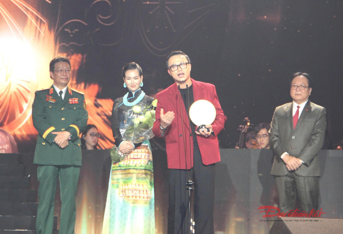 Quang cảnh công bố và trao giải ở hạng mục "Chương trình biểu diễn của năm". Ảnh: Quốc Định.