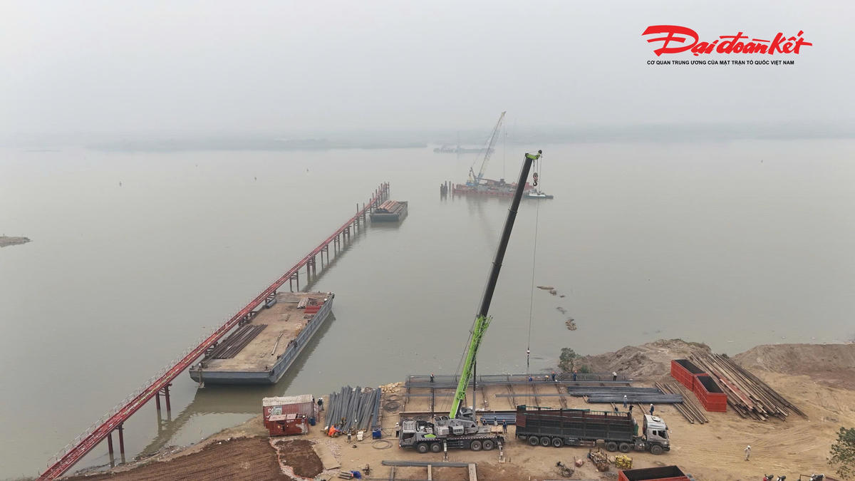 Tổng chiều dài toàn tuyến cầu và đường hai đầu cầu là 5,226km. Trong đó, chiều dài đường dẫn hai đầu cầu là 1.321m, chiều dài cầu là 3.904,6m; riêng cầu chính có chiều dài 780m, tạo điểm nhấn kiến trúc nổi bật trên trục giao thông vượt sông Hồng.