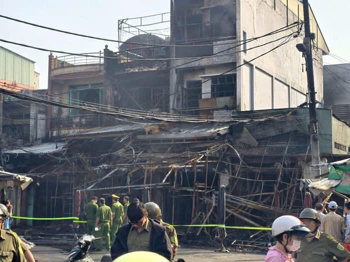 Hiện trường trước và sau vụ cháy vào rạng sáng nay. Ảnh: T.L- M.Hậu.