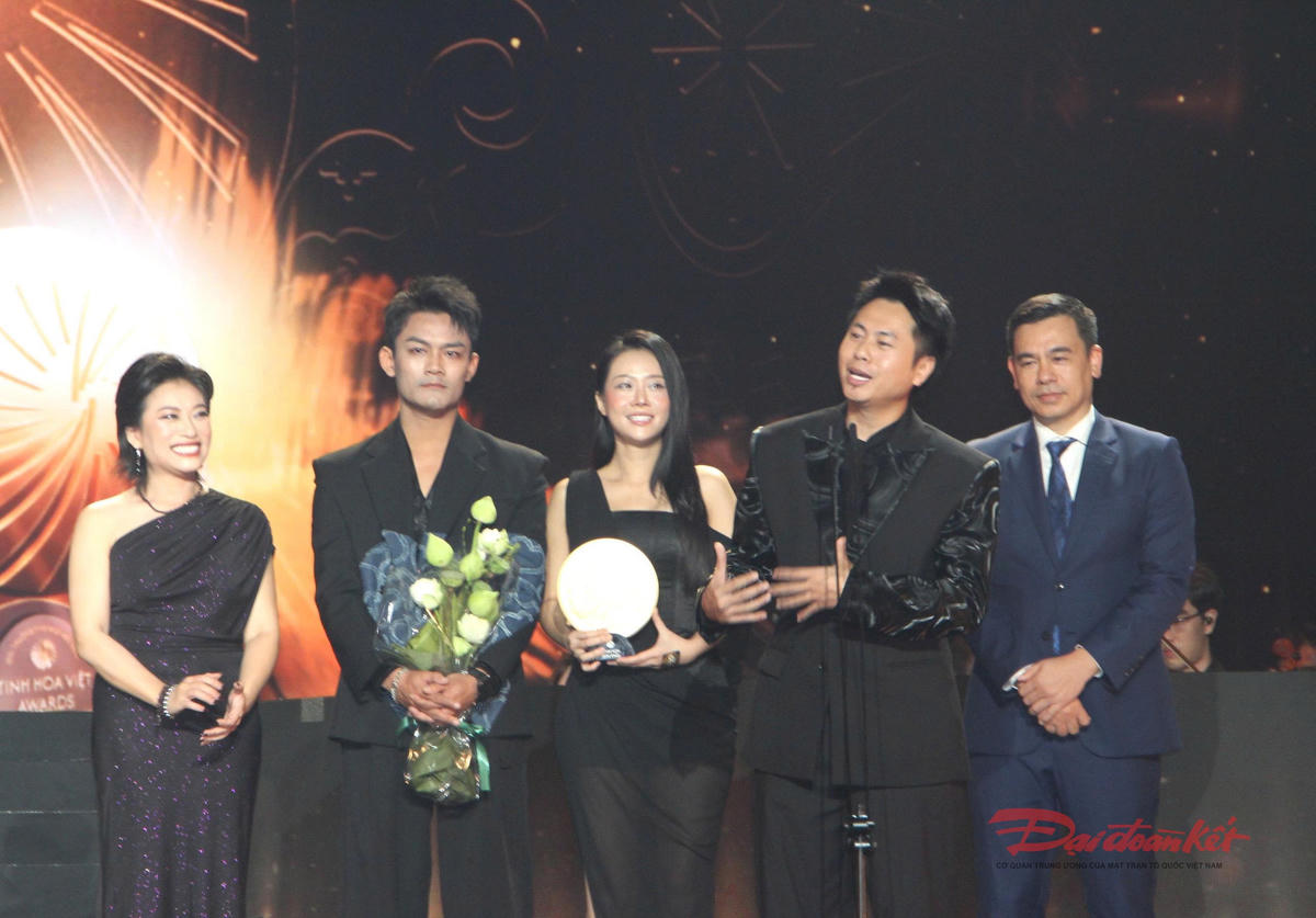 Nhóm ê-kíp Nhạc kịch "Giấc mơ Chí Phèo" nhận giải hạng mục "Tinh hoa sân khấu". Ảnh: Quốc Định.