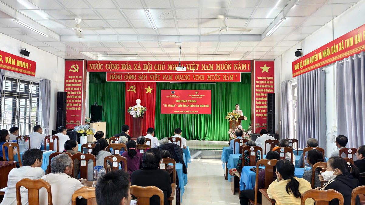 Toàn cảnh chương trình “Tết Hải đảo”, Xuân ấm áp, thắm tình quân dân. Ảnh: CV.