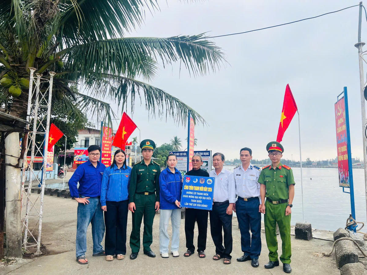 Tuổi trẻ Vùng cảnh sát biển 2 cùng các lực lượng chức năng tặng công trình chào mừng&nbsp;Đại hội đại biểu toàn quốc lần thứ XIV của Đảng. Ảnh: CV.