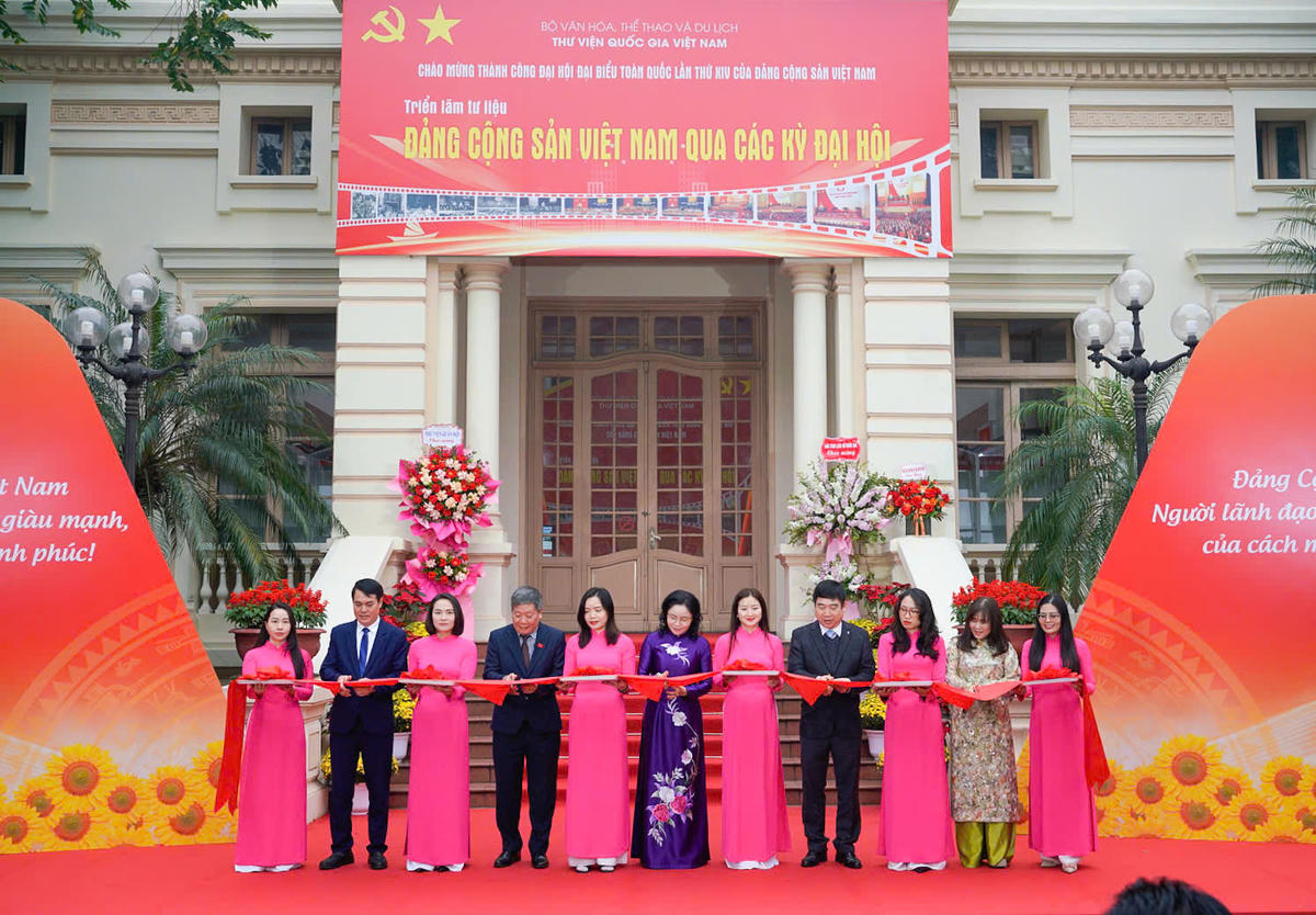 Các đại biểu cắt băng khai mạc Triển lãm tư liệu “Đảng Cộng sản Việt Nam qua các kỳ Đại hội”. Ảnh: NH.