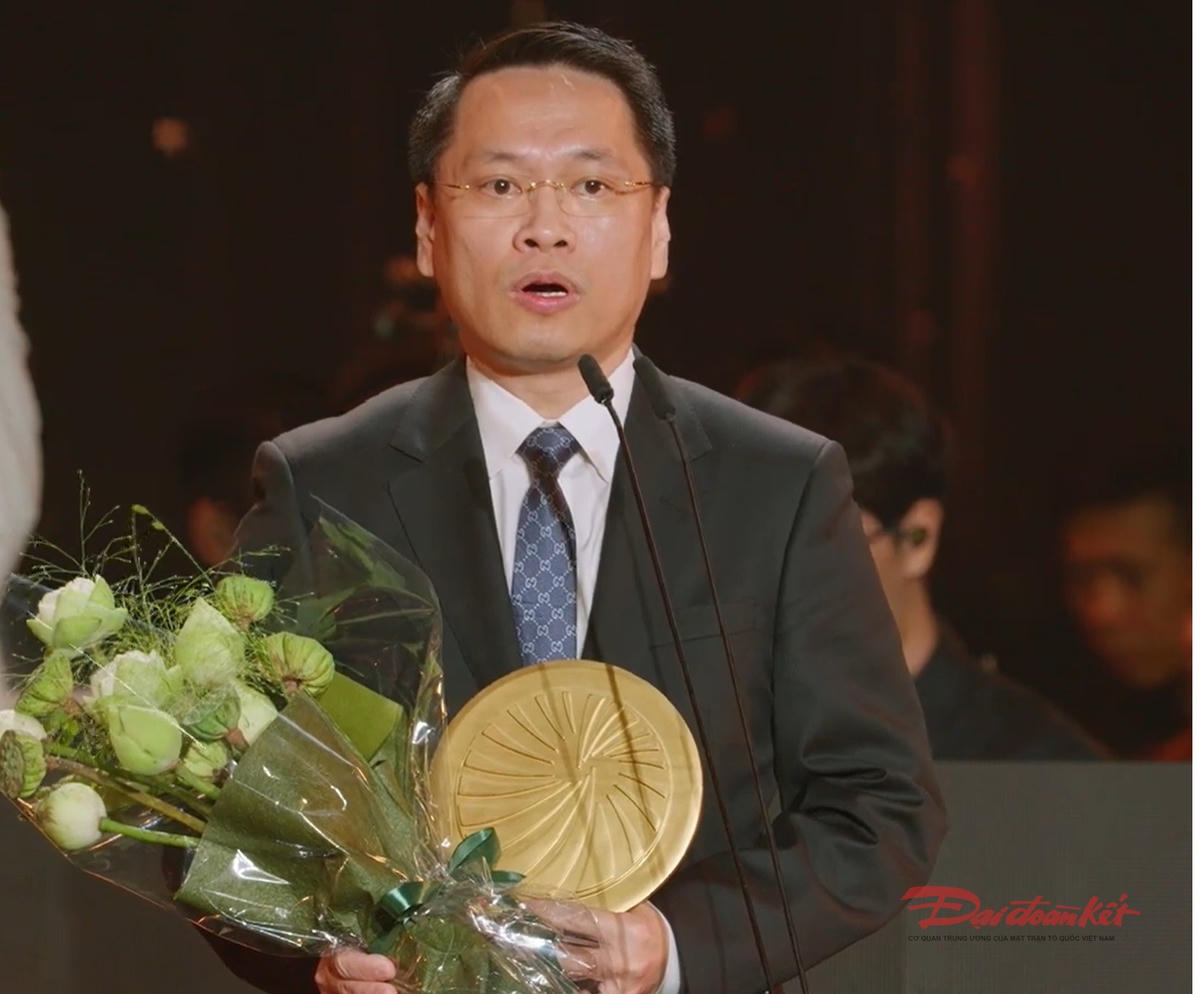 Đại diện nhóm tác giả - ông Nguyễn Văn Hùng chiến thắng ở hạng mục hạng mục “bảo tồn di sản văn hoá nghệ thuật” chia sẻ tại chương trình. Ảnh: TL.