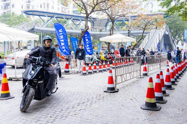 Người dùng trải nghiệm khả năng vận hành của các mẫu xe điện VinFast