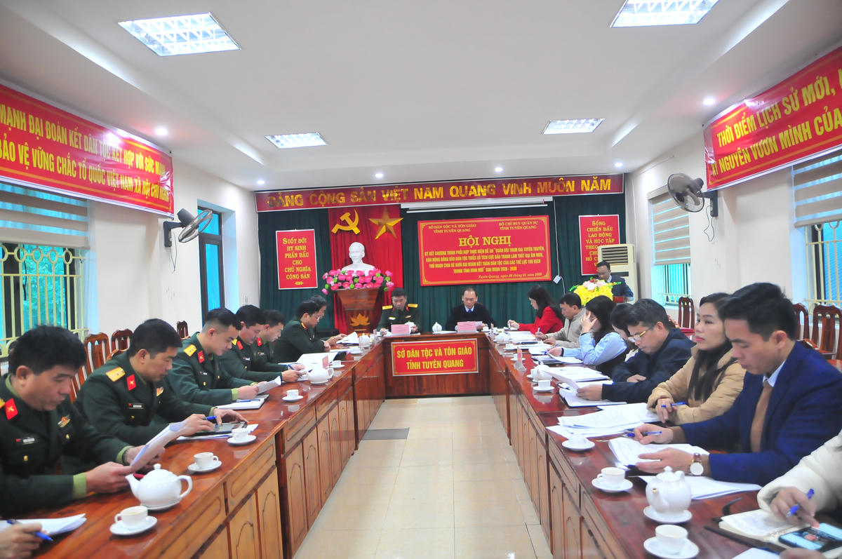 Hội nghị ký kết và triển khai Đề án 57 giữa Sở Dân tộc và Tôn giáo với Bộ Chỉ huy Quân sự tỉnh Tuyên Quang. Ảnh: Xuân Trường.