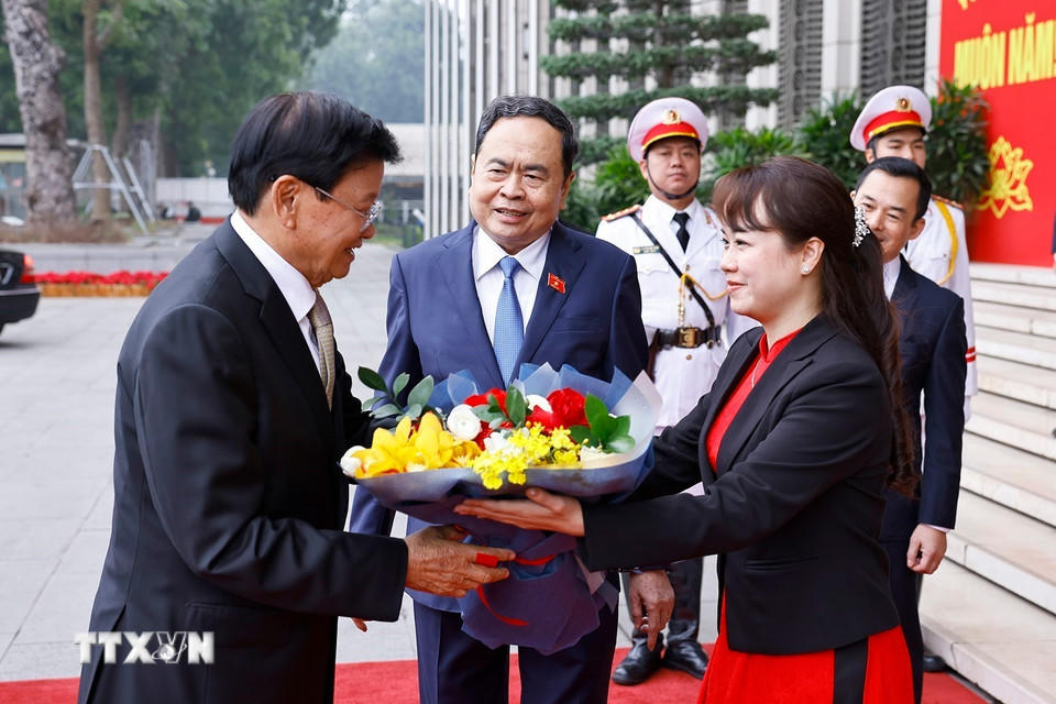 Chủ tịch Quốc hội Trần Thanh Mẫn đón Tổng Bí thư, Chủ tịch nước Lào Thongloun Sisoulith. (Ảnh: Doãn Tấn/TTXVN)