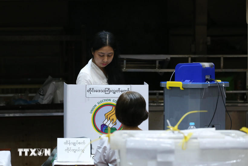 Cử tri bỏ phiếu trong giai đoạn 3 của cuộc tổng tuyển cử tại Yangon, Myanmar, ngày 25/1/2026. (Ảnh: THX/TTXVN).