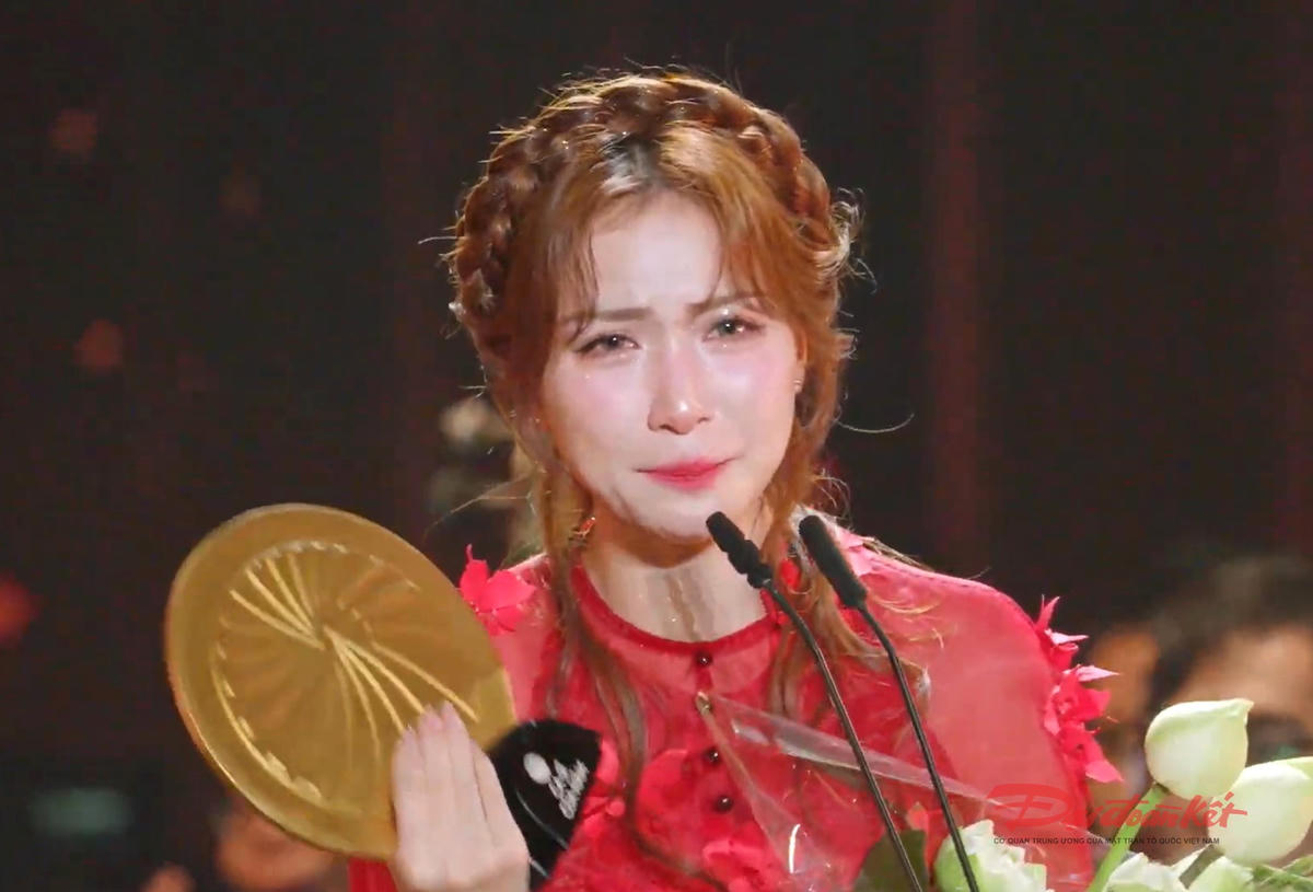 Ca sĩ Hoà Minzy xúc động chia sẻ khi nhận cùng lúc 2 hạng mục giải thưởng. Ảnh: TL.