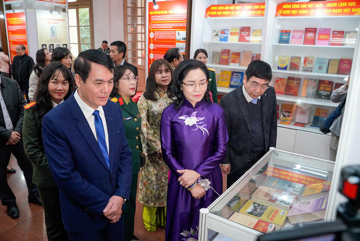 Các đại biểu tham quan triển lãm. Ảnh: NH.