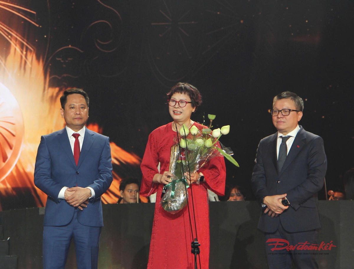 Đại diện gia đình Nhạc sĩ Phạm Tuyên chia sẻ cảm xúc nhận giải thưởng "Tinh hoa Cống hiến". Ảnh: Quốc Định.