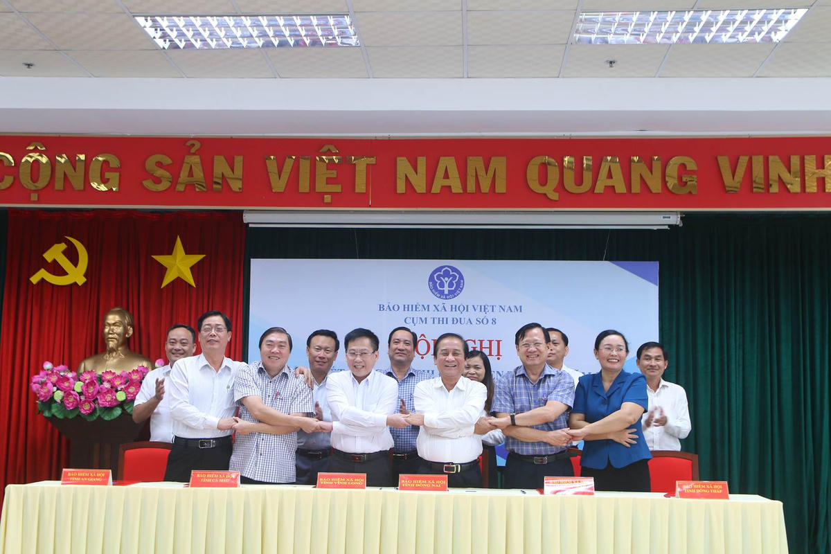 Các đơn vị trong Cụm Thi đua số 8 ký kết giao ước thi đua năm 2026. Ảnh: Hồ Tú