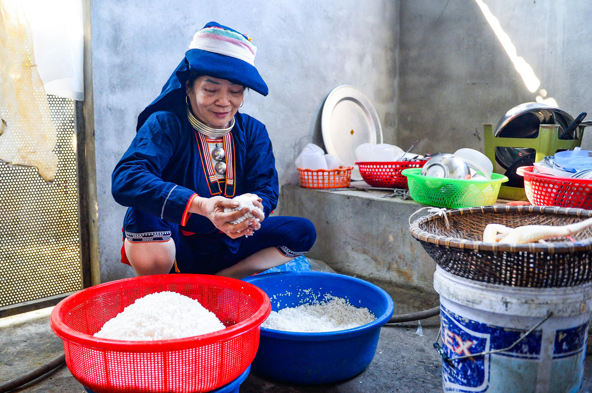 Người dân chuẩn bị gạo nếp để đồ xôi. Ảnh: Đình Minh