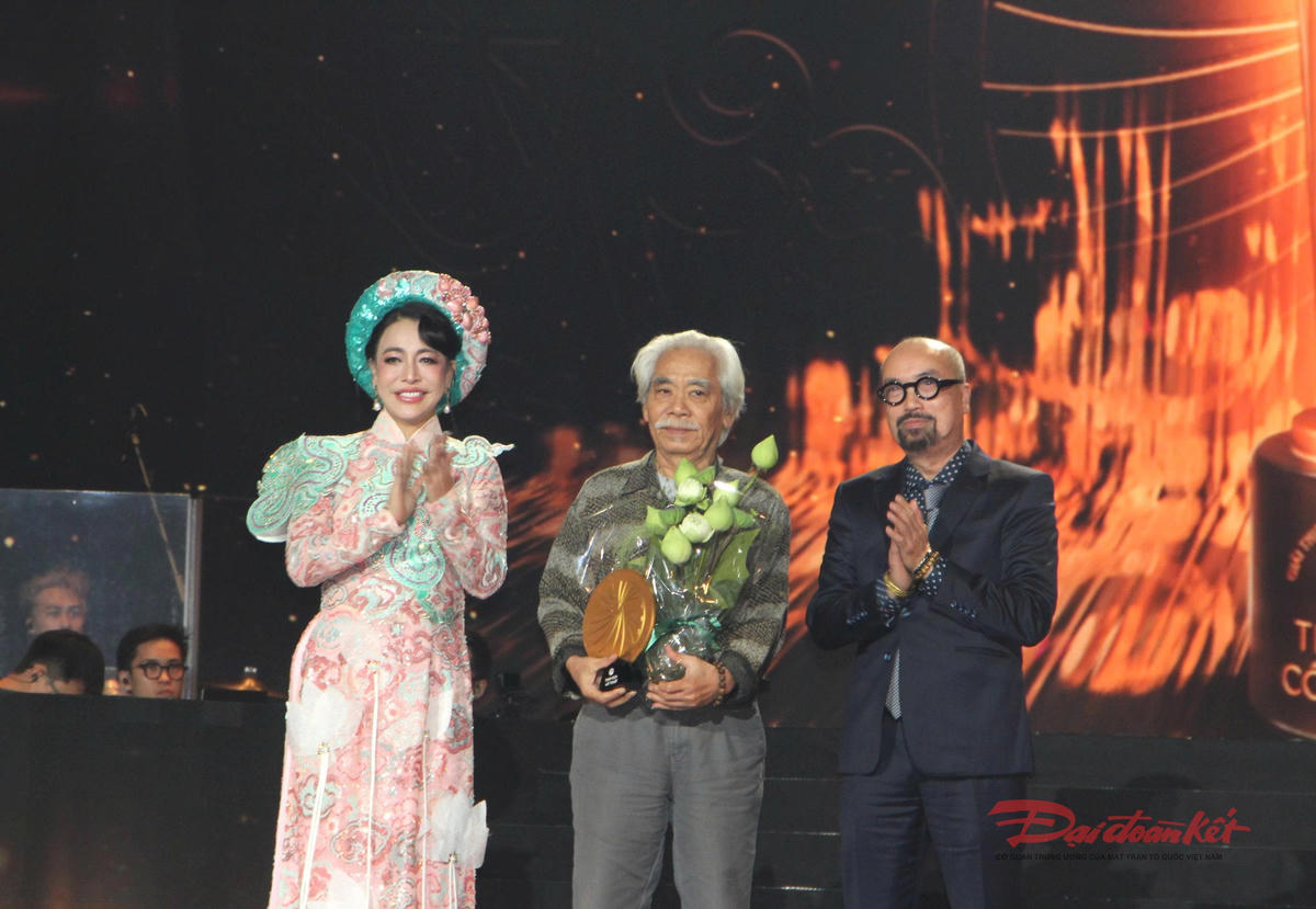 Trao giải ở hạng mục "Tinh hoa mỹ thuật" cho Họa sĩ Ca Lê Thắng. Ảnh: Quốc Định.