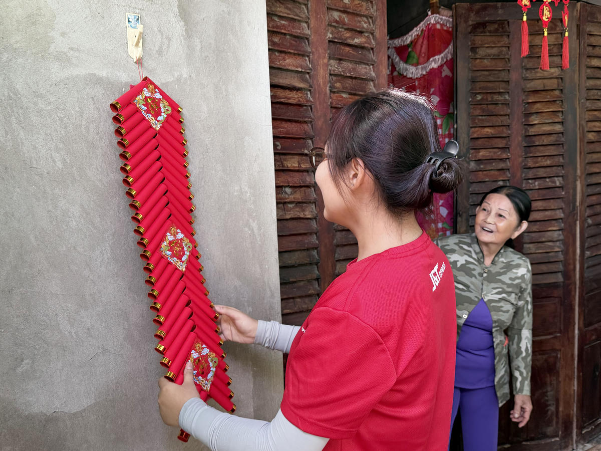 Tình nguyện viên của J&amp;T Express và Trường Đại học FPT cùng trang hoàng lại nhà cho các cụ già.