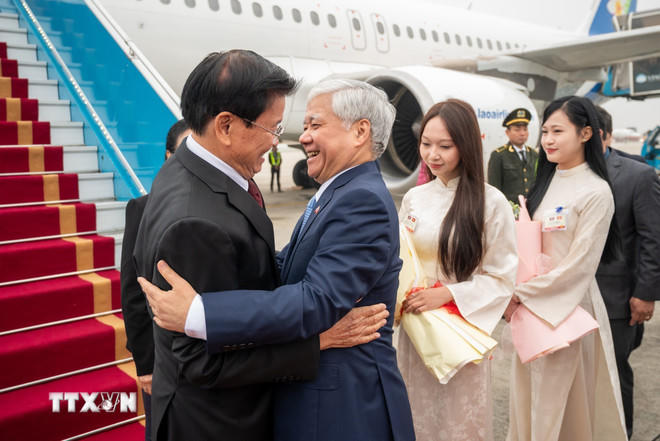 Phó Chủ tịch Thường trực Quốc hội Đỗ Văn Chiến đón Tổng Bí thư Ban Chấp hành Trung ương Đảng Nhân dân cách mạng Lào, Chủ tịch nước Cộng hòa Dân chủ Nhân dân Lào Thongloun Sisoulith tại sân bay Quốc tế Nội Bài. (Ảnh: Minh Đức/TTXVN).