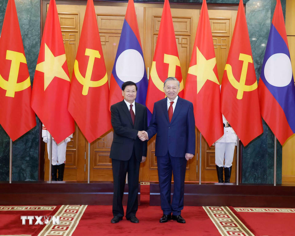 Tổng Bí thư Tô Lâm và Tổng Bí thư, Chủ tịch nước Lào Thongloun Sisoulith chụp ảnh chung trước hội đàm. (Ảnh: Thống Nhất/TTXVN).