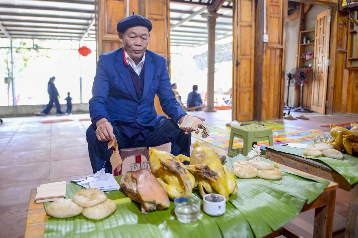 Nghi lễ cúng tổ tiên là phần quan trọng nhất trong 'Tết năm cùng'. Ảnh: Đình Minh