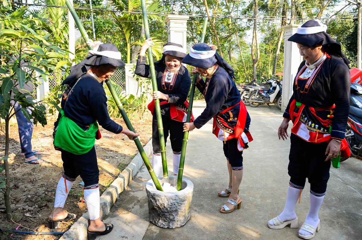 Chị em phụ nữ người Dao ở xã Ngọc Lặc giã bánh giầy. Ảnh: Đình Minh