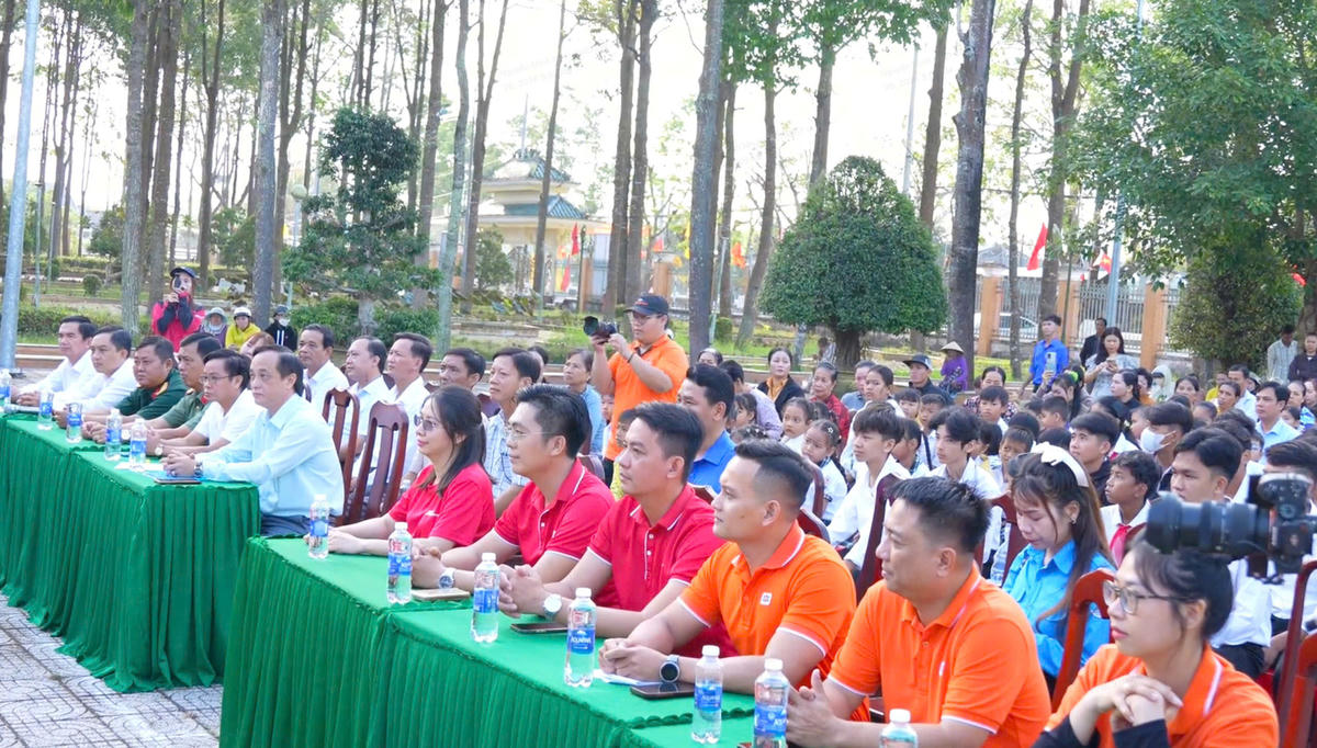 Đại diện các đơn vị tổ chức trong buổi lễ khai mạc "Xuân Yêu Thương".