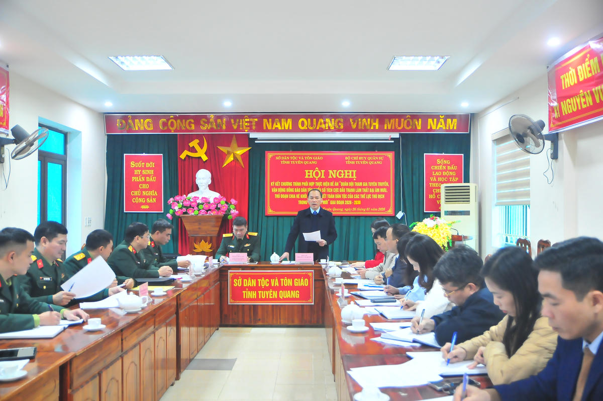 Ông Nguyễn Văn Dưng - Ủy viên BCH Đảng bộ tỉnh, Giám đốc Sở Dân tộc và Tôn giáo phát biểu tại Hội nghị. Ảnh: Xuân Trường.