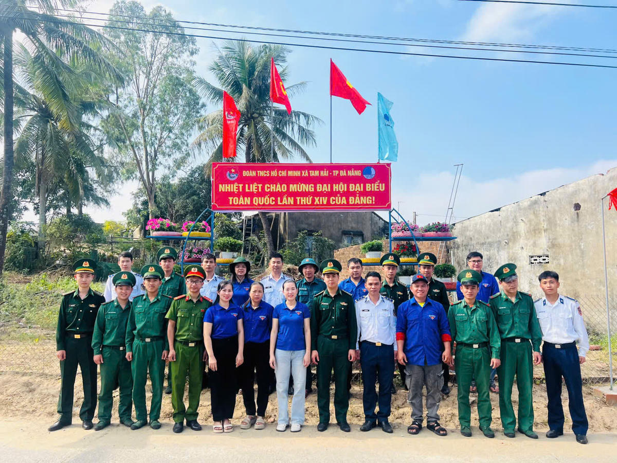 Lực lượng chức năng chụp ảnh lưu niệm bên công trình chào mừng Đại hội đại biểu toàn quốc lần thứ XIV của Đảng. Ảnh: CV.