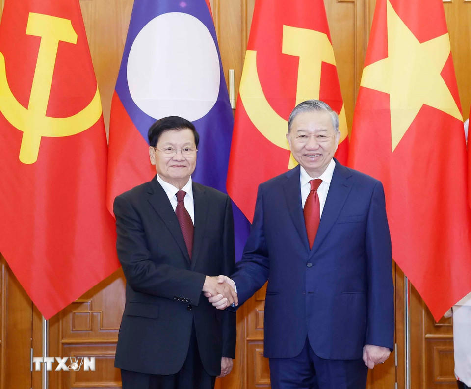Tổng Bí thư Tô Lâm và Tổng Bí thư, Chủ tịch nước Lào Thongloun Sisoulith chụp ảnh chung trước hội đàm. (Ảnh: Thống Nhất/TTXVN).