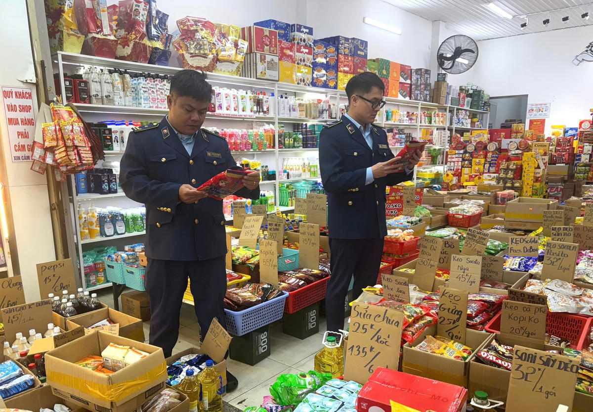 Lực lượng chức năng đang kiểm tra hàng hóa. Ảnh: CV.