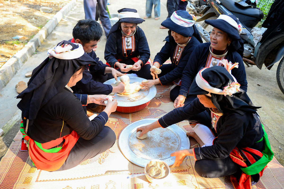 Sau khi bánh được giã nhuyễn, sẽ được nhào nặn. Ảnh: Đình Minh