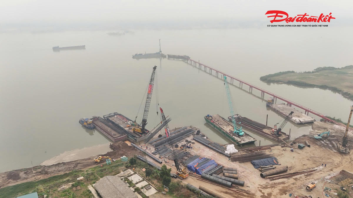 Dự án được khởi công ngày 8/10/2025, theo ghi nhận của PV Báo Đại đoàn kết, sau hơn 3 tháng triển khai, các nhà thầu đang tập trung nhân lực, thiết bị, triển khai đồng loạt 5 mũi thi công khoan cọc nhồi. Đến nay, đã hoàn thành 61/1.154 cọc. Trong đó, hạng mục cầu chính đã hoàn thành 3/118 cọc và đang tiếp tục hoàn thiện công tác hạ ống vách để thi công cọc khoan nhồi tại các trụ P29, P31. Đối với cầu dẫn, nhà thầu đã khoan được 59/964 cọc, chủ yếu tại khu vực bờ Bắc, các trụ P38, P39, P40 và P41.