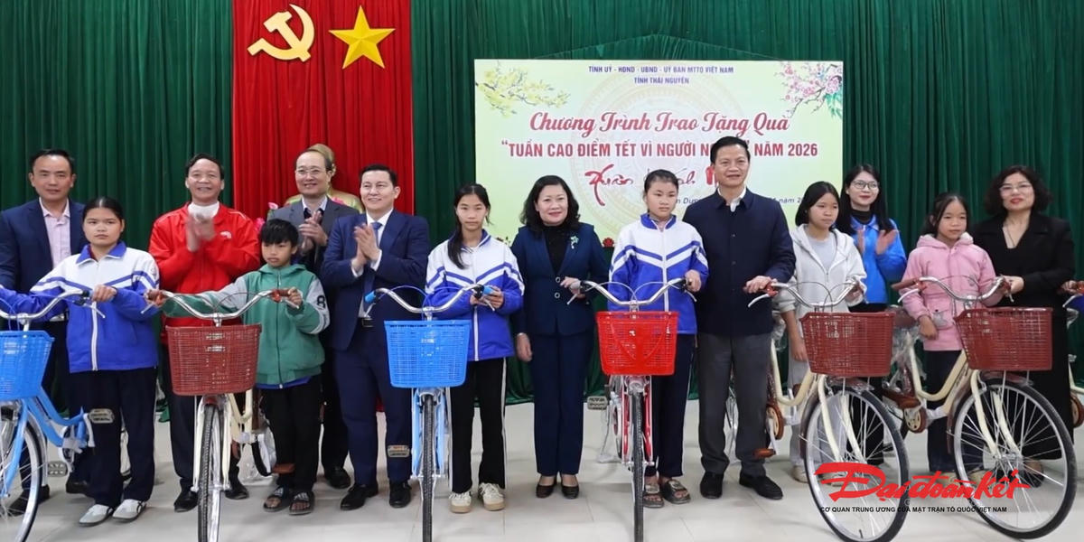 Chủ tịch UBND tỉnh Thái Nguyên Vương Quốc Tuấn cùng đoàn công tác của tỉnh Thái Nguyên tặng quà cho học sinh nghèo tại xã Xuân Dương. Ảnh: Toán Nguyễn.