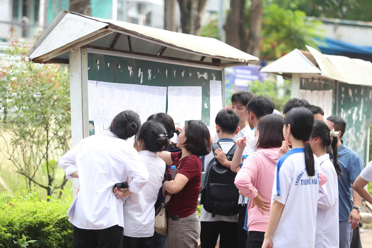 Thí sinh và phụ huynh tại kỳ thi vào lớp 10 THPT công lập tại Hà Nội năm học 2025-2026. Ảnh: Lê Khánh