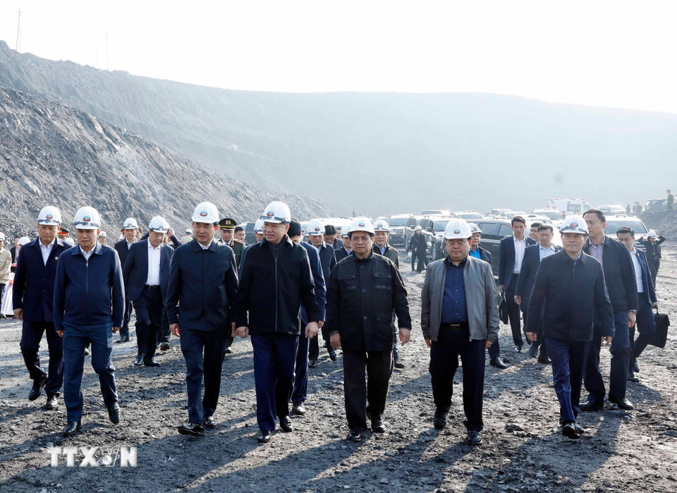 Tổng Bí thư Tô Lâm, Thủ tướng Phạm Minh Chính thăm khu vực sản xuất trên khai trường, Công ty Cổ phần Than Đèo Nai-Cọc sáu, Tập đoàn Công nghiệp Than và Khoáng sản Việt Nam, tại tỉnh Quảng Ninh. (Ảnh: Thống Nhất/TTXVN)