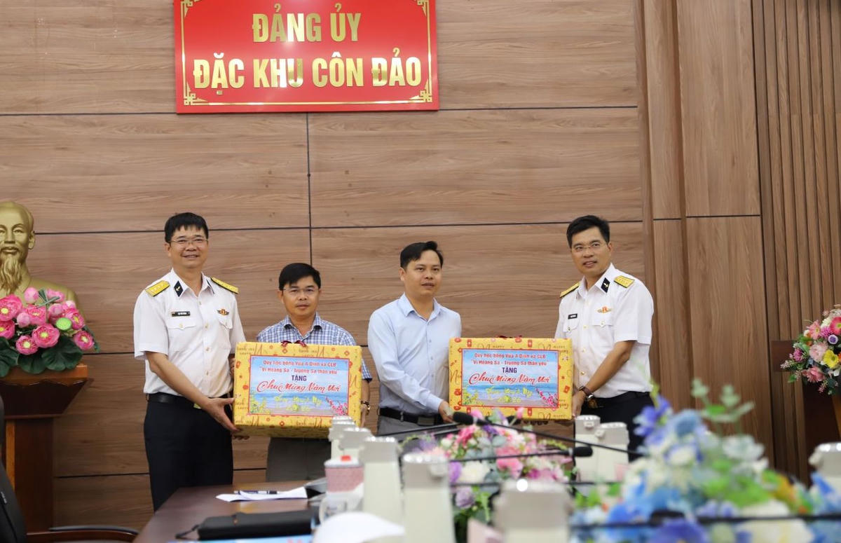 Những phần quà Tết đầy nghĩa tình từ đất liền gửi tới đặc khu Côn Đảo. Ảnh: Đ.X.