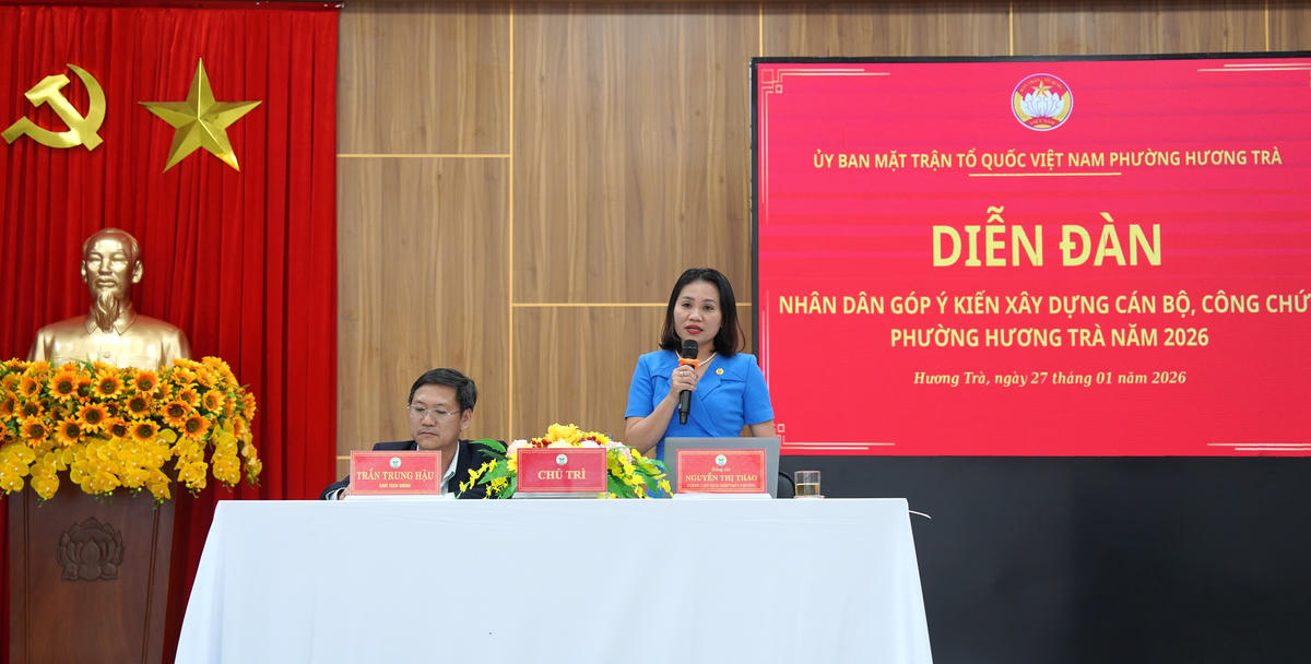 Lãnh đạo phường Hương Trà chủ trì buổi diễn đàn. Ảnh: Nguyễn Tín.

