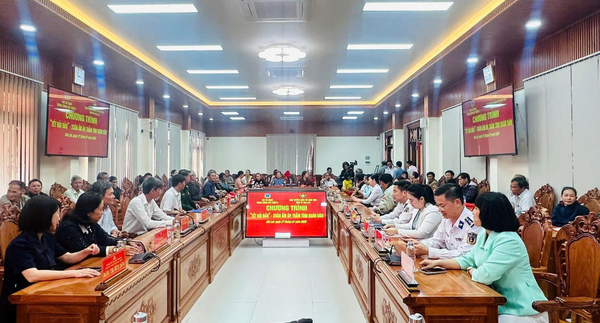 Toàn cảnh chương trình thăm, tặng quà. Ảnh: CV.