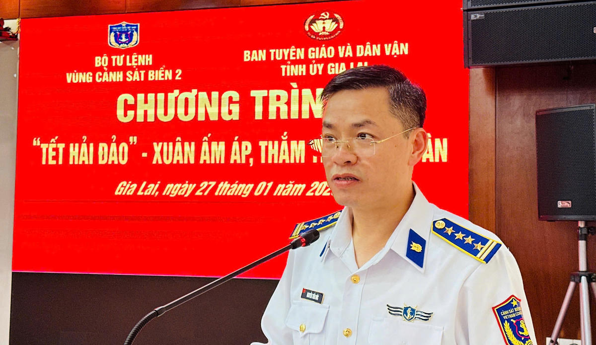 Đại tá Nguyễn Tiến Đức, Phó Chính ủy Bộ Tư lệnh Vùng Cảnh sát biển 2 phát biểu chúc Tết nhân dân, chính quyền địa phương. Ảnh: CV.