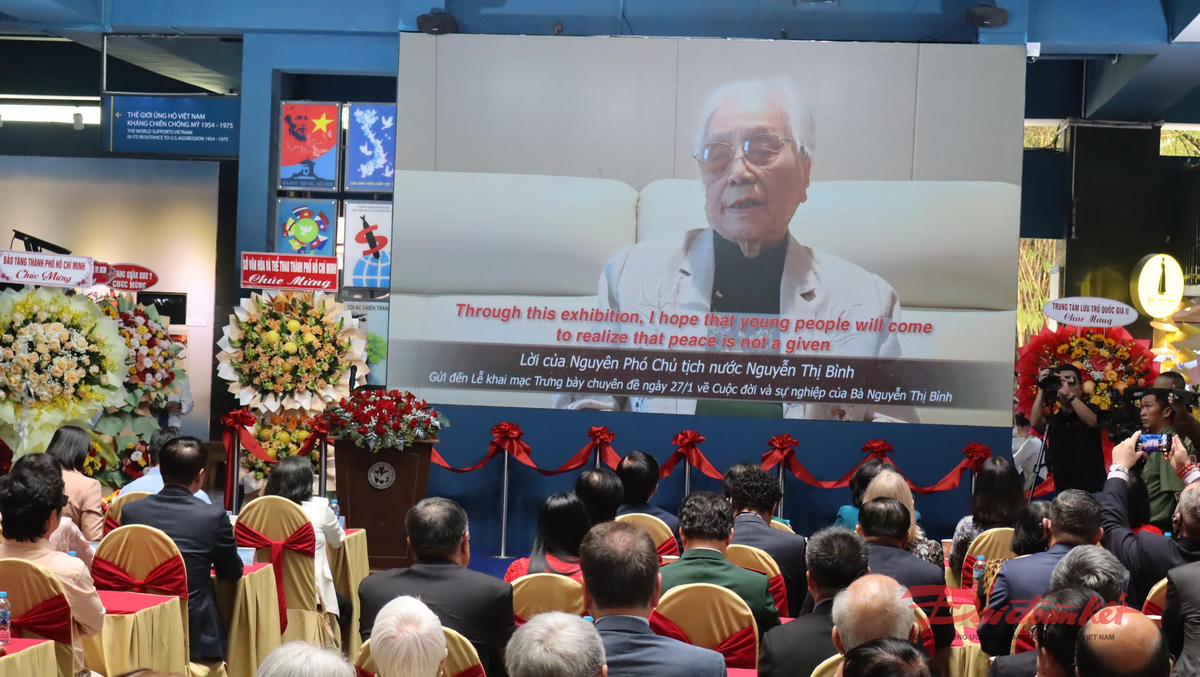 Nguyên Phó Chủ tịch nước Nguyễn Thị Bình phát biểu gửi đến lễ khai mạc trưng bày. Ảnh: Hồng Phúc.