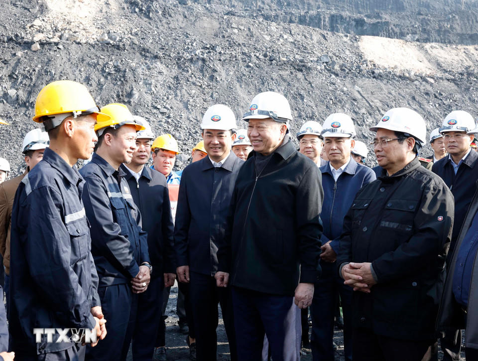 Tổng Bí thư Tô Lâm, Thủ tướng Phạm Minh Chính thăm, chúc Tết cán bộ, công nhân trực tiếp sản xuất tại Công ty Cổ phần Than Đèo Nai-Cọc Sáu, Tập đoàn Công nghiệp Than và Khoáng sản Việt Nam, tại tỉnh Quảng Ninh. (Ảnh: Thống Nhất/TTXVN)