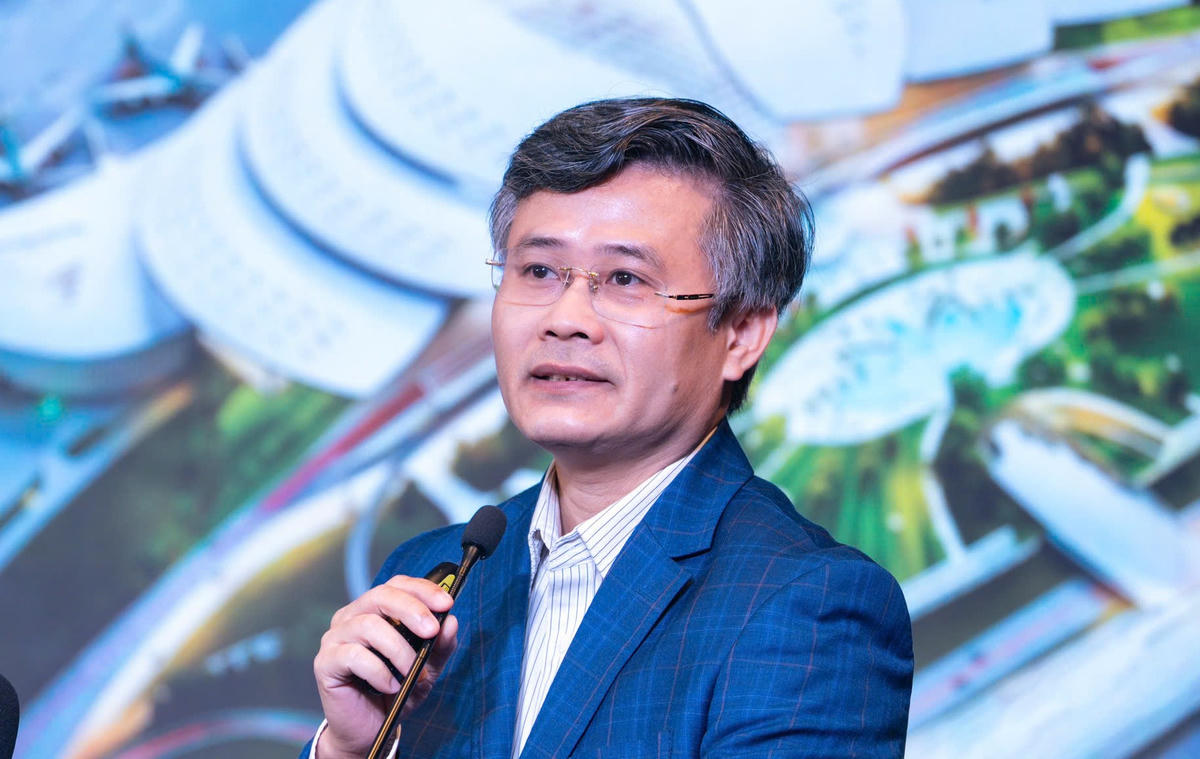 Ông Đỗ Thiên Anh Tuấn -  Trường Chính sách công và Quản lý Fulbright nói về điều kiện tốt để phát triển khu thương mại tự do. Ảnh: H.H