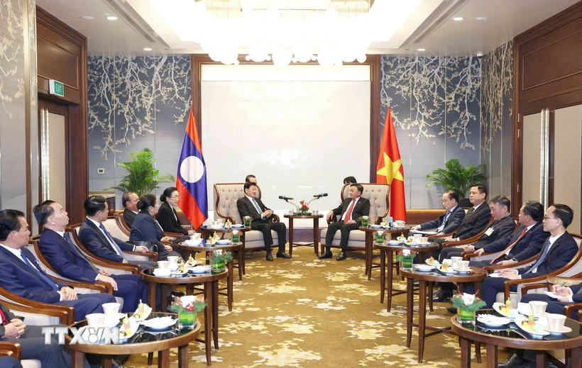 Thường trực Ban Bí thư Trần Cẩm Tú tiễn Tổng Bí thư, Chủ tịch nước Lào và Phu nhân kết thúc tốt đẹp chuyến thăm cấp Nhà nước đến Việt Nam. (Ảnh: Phương Hoa/TTXVN).