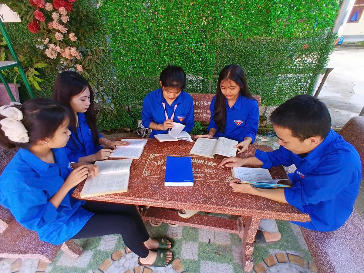 Các tuyên truyền viên đoàn thanh niên góp phần chấm dứt tình trạng tảo hôn, hôn nhân cận huyết thống.