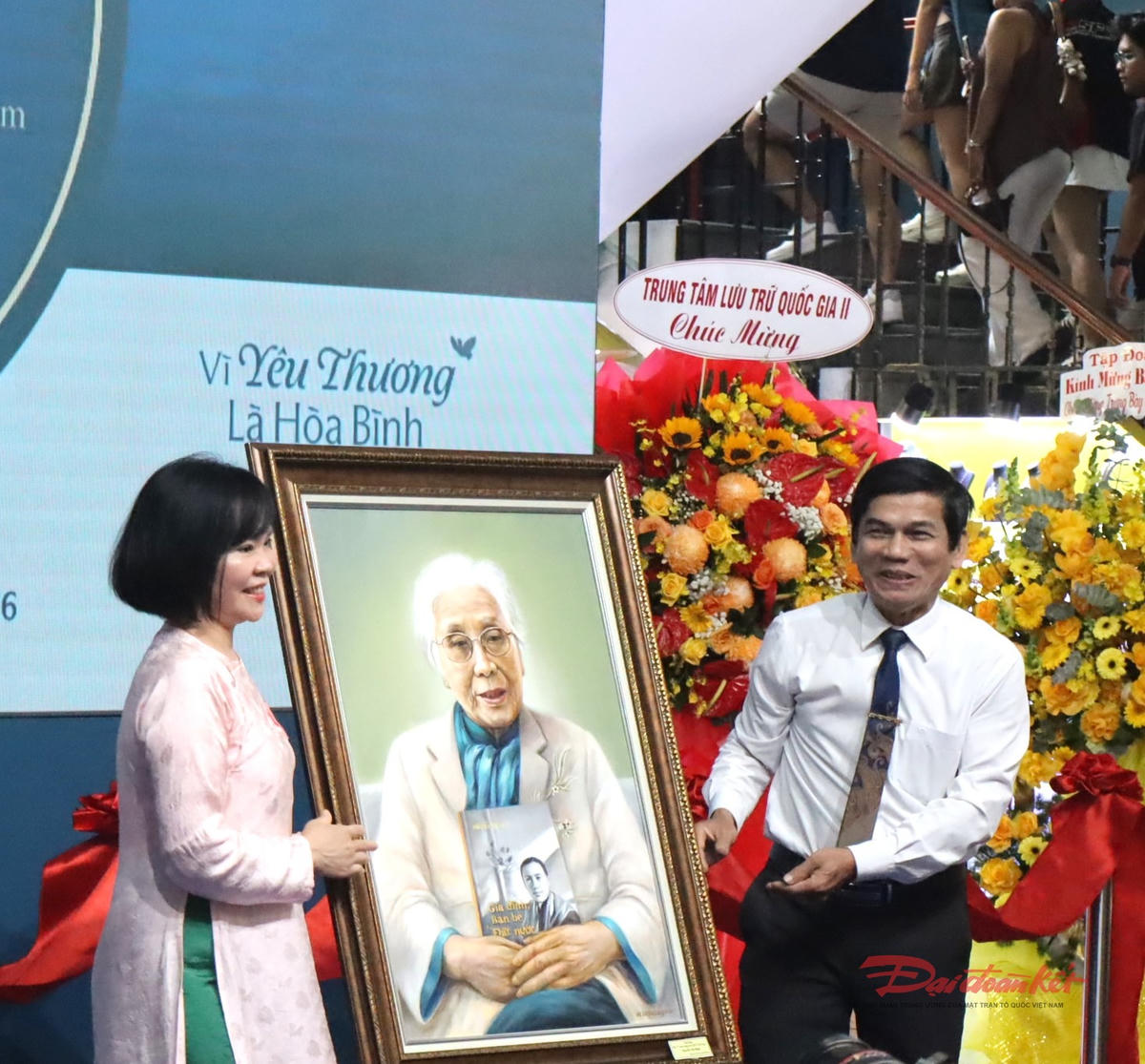 Ban Tổ chức tiếp nhận từ một cá nhân trao tặng tranh chân dung bà Nguyễn Thị Bình. Ảnh: Hồng Phúc.