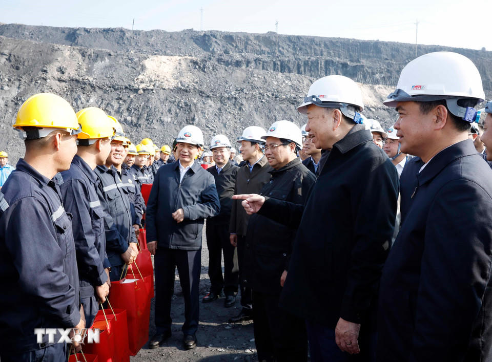 Tổng Bí thư Tô Lâm, Thủ tướng Phạm Minh Chính thăm, động viên cán bộ, công nhân trực tiếp sản xuất tại Công ty Cổ phần Than Đèo Nai–Cọc sáu, Tập đoàn Công nghiệp Than và Khoáng sản Việt Nam, tại tỉnh Quảng Ninh. (Ảnh: Thống Nhất/TTXVN)